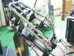 摩托车尾架机器人焊接